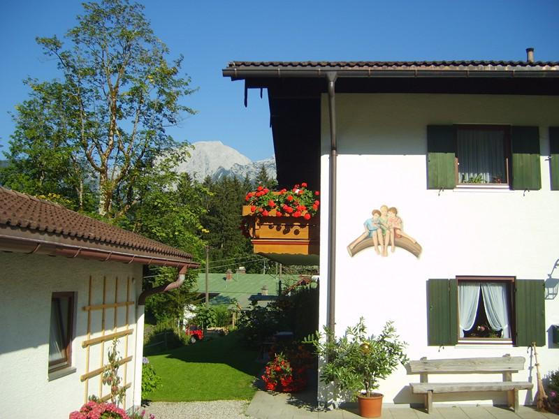 Gästehaus Englram mit Blumenschmuck und Bergblick in Hinterschönau