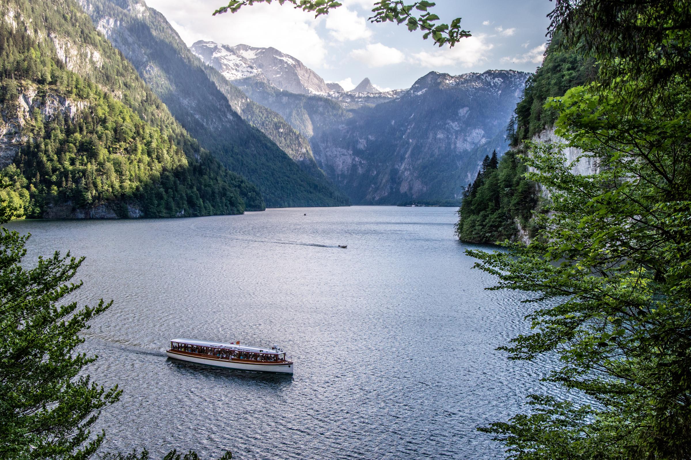 Der Königssee mit Ausflugsboot bei Schönau am Königssee in den Berchtesgadener Alpen