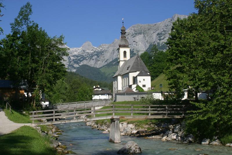 Ramsauer Kirche mit Steg und Bergpanorama